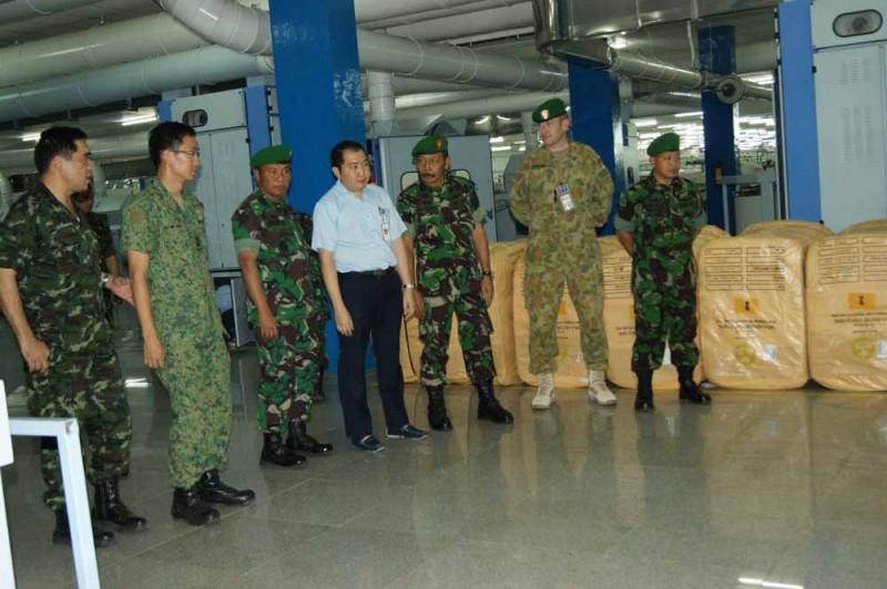 PENINJAUAN PABRIK -- Sejumlah perwira siswa (Pasis) Seskoad dari mancanegara melakukan peninjauan di PT Sritex yang selama ini dikenal dengan produk busana militer. (JIBI/SOLOPOS/Ist)