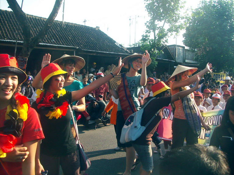 Sejumlah turis asing turut memeriahkan karnaval. (Chrisna Chanis Cara)