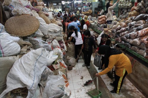 Pegawai di lingkungan Pemkot Solo membersihkan Pasar Gede beberapa waktu lalu. (dok Solopos)