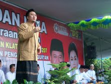 Yusuf Mansur dalam kegiatan Tausiyah dan Doa Bersama di halaman Setda Klaten. (Moh Khodiq Duhri)