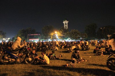 RAMAI -- Keramaian di alun-alun Klaten dinilai sudah mengganggu kegiatan di Masjid Agung yang terletak di lokasi yang sama. Karena itu Masjid Agung bakal dipindahkan ke lahan terminal bus Klaten. Terminal itu sendiri juga bakal dipindah ke lokasi baru. (JIBI/SOLOPOS/dok)