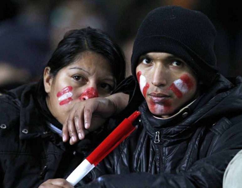 SEDIH -- Dua fans Peru terlihat murung setelah tim yang mereka dukung ditekuk Uruguay dalam pertandingan semifinal Copa America di La Plata, Argentina. (JIBI/SOLOPOS/Reuters)