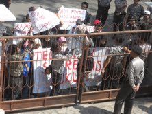 Mahasiswa yang tergabung dalam Koalisi Masyarakat Anti Korupsi (KMAK) Grobogan demo di Kejaksaan Negeri (Kejari) Purwodadi. (Arif Fajar S)