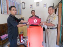 Korlap Program Sekolah Siaga Bencana PMI Provinsi Jawa Tengah, Nasir Jamaludin (kiri) menyerahkan bantuan peralatan siaga bencana kepada Kepala SDN 4 Purwodadi, Sukardi SIP. (Arif Fajar S)