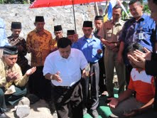 Komisaris Utama PT Angkasa Pura I Soeratto Siswo Diharjo (keempat dari kiri) bersama Asisten I Setda Karsino (kedua dari kanan) berdoa sebelum melakukan peletakan batu pertama pembangunan Masjid Al Barokah. (Ahmad Mufid Aryono)