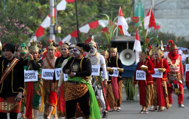 Segenap warga Sukoharjo mengikuti pawai pembangunan untuk memperingati Hari jadi Sukoharjo yang ke-65 . (Sunaryo Haryo Bayu)
