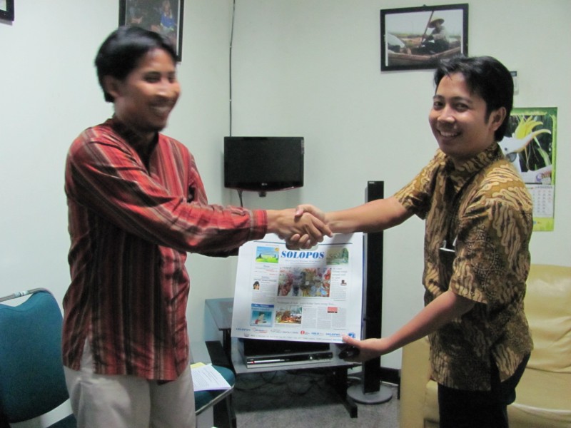 Redaktur Pandidikan Harian Umum SOLOPOS, Ivan Inderakesuma (kanan), menyerahkan cinderamata kepada Direktur LPR Kriya Mandiri Solo, Choirul Anwar. (Eni Widiastuti)