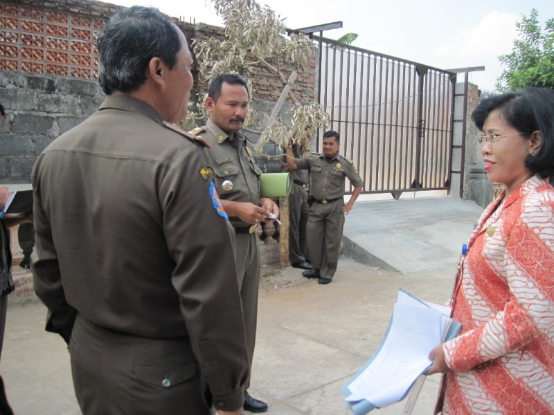 Tim gabungan Pemkab Wonogiri melakukan peninjauan dan cek lokasi pintu belakang Hotel Diafan yang langsung menghadap ke halaman SDN 1 Giripurwo, Wonogiri. (Suharsih)