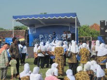Sejumlah kader melakukan orasi tentang bahaya demam berdarah, diare dan demam atau 3D dalam Pos Sehat Pocari Sweat. (Ahmad Mufid Aryono)