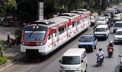 Railbus melintas di Jl Slamet Riyadi, Solo. (dok Solopos)