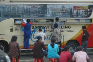 Ilustrasi (Dok.SOLOPOS), SAMSAT KELILING--Wajib pajak antre melakukan pembayaran pajak kendaraan bermotor di bus sistem administrasi manunggal satu atap (Samsat) keliling yang diparkir di halaman Balaikota Solo, Jumat (7/5). Pengoperasian bus Samsat keliling dan Samsat online merupakan upaya meningkatkan dan mendekatkan pelayanan kepada masyarakat khususnya wajib pajak kendaraan bermotor. (JIBI/SOLOPOS/Agoes Rudianto)