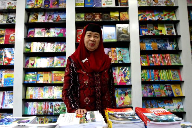 BERAWAL SEDERHANA -- Hj Siti Aminah Abdullah di antara buku-buku terbitan Tiga Serangkai. Perusahaan penerbitan ini berawal dari upaya sang suami, Abdullah Marzuki, seorang guru, membuat ringkasan mata pelajaran untuk menunjang pembelajaran para muridnya. (JIBI/SOLOPOS/Dwi Prasetya)