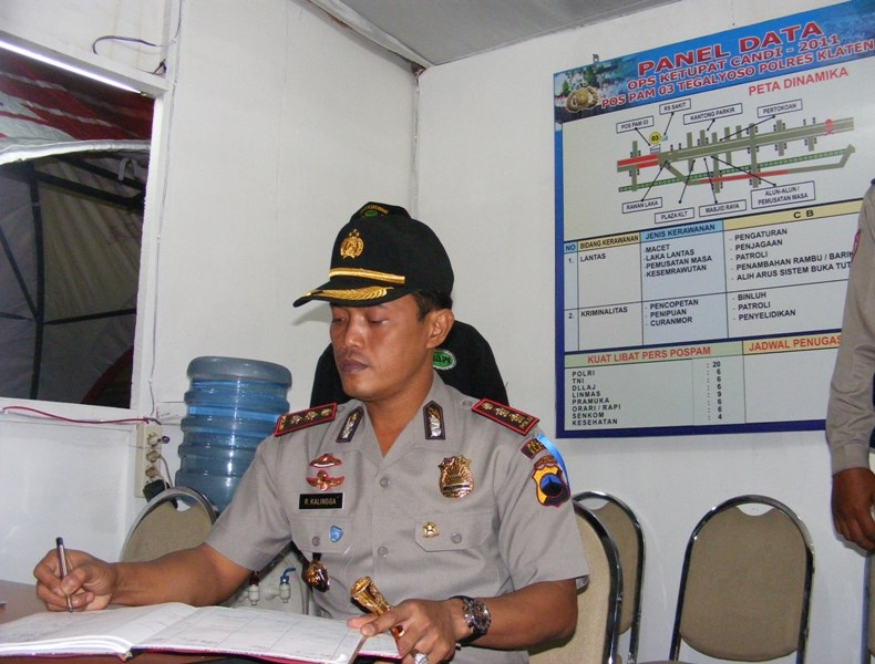 Kapolres Klaten, AKBP Kalingga Rendra Raharja tengah mengecek data yang dipersiapkan di Pospam perempatan Tegalyoso. (JIBI/SOLOPOS/Muhammad Khamdi)