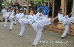 LATIH TANDING---Atlet karate Nabire Papua saat mengelar latihan rutin di penginapan menghadapi latih tanding menghadapi atlet-atlet karate Gunungkidul. Latih tanding menghadirkan atlet dari Papua ini bagian dari upaya meningkatkan teknik dan mental tanding 12 atlet lokal Gunungkidul menghadapi Porprov DIY mendatang.(JIBI/HARIAN JOGJA/Endro Guntoro)