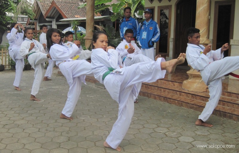 LATIH TANDING---Atlet karate Nabire Papua saat mengelar latihan rutin di penginapan menghadapi latih tanding menghadapi atlet-atlet karate Gunungkidul. Latih tanding menghadirkan atlet dari Papua ini bagian dari upaya meningkatkan teknik dan mental tanding 12 atlet lokal Gunungkidul menghadapi Porprov DIY mendatang.(JIBI/HARIAN JOGJA/Endro Guntoro)