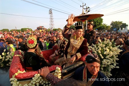 KIRAB PENGANTIN -- Mempelai putra, Kanjeng Pangeran Haryo Yudonegara melambaikan tangan kepada masyarakat saat Kirab Pawiwahan Ageng bersama mempelai putri GKR Bendara di kawasan Alun-Alun Utara, Jogja, Selasa (18/10/2011). (JIBI/SOLOPOS/Antara)