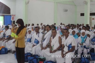 PELEPASAN -- Rombongan calon haji (Calhaj) Kelompok Terbang (Kloter) 55 Embarkasi Solo asal Kabupaten Tegal mengikuti acara pelepasan sebelum diberangkatkan, Rabu (19/10/2011). (JIBI/SOLOPOS/Hanifah Kusumastuti)