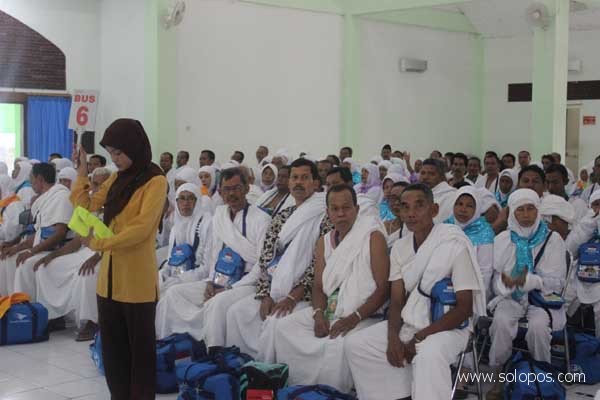 PELEPASAN -- Rombongan calon haji (Calhaj) Kelompok Terbang (Kloter) 55 Embarkasi Solo asal Kabupaten Tegal mengikuti acara pelepasan sebelum diberangkatkan, Rabu (19/10/2011). (JIBI/SOLOPOS/Hanifah Kusumastuti)