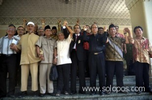 KOMPAK -- Para tokoh lintas agama bersama Walikota Solo, Joko Widodo, menyatakan komitmen menjaga persatuan dan perdamaian di Kota Solo menyusul terjadinya aksi serangan bom bunuh diri di GBIS Kepunton, Solo, belum lama ini. (JIBI/SOLOPOS/dok)