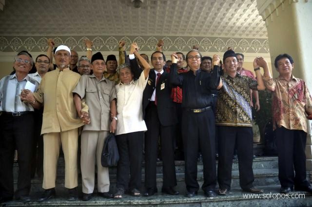 KOMPAK -- Para tokoh lintas agama bersama Walikota Solo, Joko Widodo, menyatakan komitmen menjaga persatuan dan perdamaian di Kota Solo menyusul terjadinya aksi serangan bom bunuh diri di GBIS Kepunton, Solo, belum lama ini. (JIBI/SOLOPOS/dok)