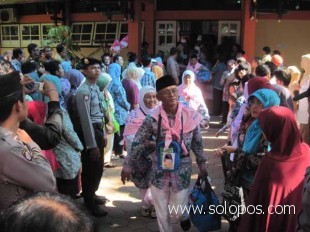 BERANGKAT -- Para jemaah calon haji Karanganyar menuju ke bus yang akan membawa mereka ke Asrama Haji Donohudan, Boyolali, setelah mengikuti acara pemberangkatan di kantor Setda Karanganyar, Kamis (20/10/2011). (JIBI/SOLOPOS/Farid Syafrodhi)