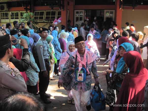 BERANGKAT -- Para jemaah calon haji Karanganyar menuju ke bus yang akan membawa mereka ke Asrama Haji Donohudan, Boyolali, setelah mengikuti acara pemberangkatan di kantor Setda Karanganyar, Kamis (20/10/2011). (JIBI/SOLOPOS/Farid Syafrodhi)