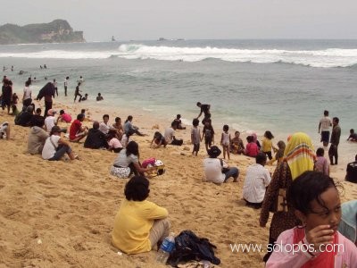 Suasana Pantai Nampu, Paranggupito, yang dipenuhi pengunjung saat liburan. Para nelayan setempat selama ini dilarang sandar di pantai ini karena dinilai mengganggu wisatawan dan membuat kotor lingkungan. (JIBI/Solopos/Dok)
