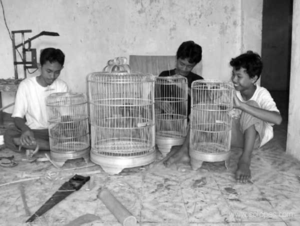 BUAT SANGKAR—Sejumlah pemuda di Desa Karangmalang, Masaran, membuat sangkar burung dengan menggunakan bahan baku bambu di salah satu pengrajin sangkar burung di desa setempat belum lama ini. (JIBI/SOLOPOS/Ist)