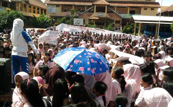 DEMONSTRASI SISWA -- Para siswa SMKN 1 Karanganyar berdemonstrasi di lapangan sekolah setempat untuk menuntut kepala sekolah mereka mundur, Rabu (14/12/2011). (JIBI/SOLOPOS/Farid Syafrodhi)