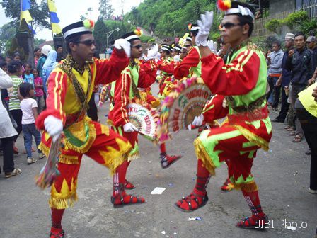 ENI TARI-Sejumlah anggota kesenian tari Angguk Rodat asal Seboto, Ampel tengah unjuk gigi dalam suatu acara beberapa waktu lalu. Kesenian ini menampilkan seni tari yang khas asal Ampel. (FOTO: Istimewa)