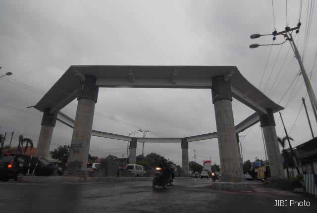 MANGKRAK -- Pembangunan Gapura Makutha yang seharusnya menjadi penanda batas Kota Solo di arah barat di Jalan Adisucipto justru sudah mangkrak berbulan-bulan. ZFoto diambil beberapa waktu lalu. (JIBI/SOLOPOS/dok)