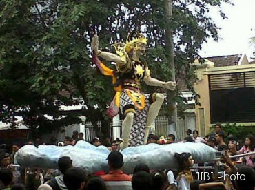 MENARIK PERHATIAN -- Salah satu karakter wayang dalam ukuran raksasa yang ikut diarak dalam Solo Wayang Carnaval, Sabtu (18/2/2012) sore. Karakter ini adalah Gatotkaca. (JIBI/SOLOPOS/Sri Handayani)