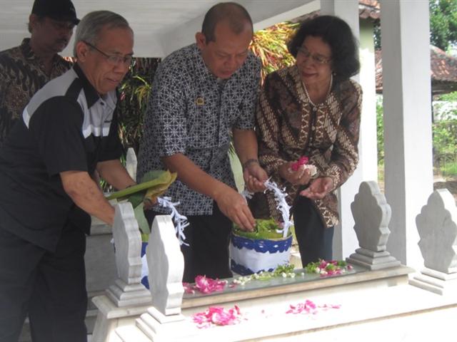 ZIARAH— Ketua Persatuan Wartawan Indonesia (PWI) Jogja Sihono (2 kanan) melakukan tabur bunga di makam Mr Sumanang salah satu tokoh pers di DIY, Sabtu (18/2). (HARIAN JOGJA/Wisnu Wardhana)