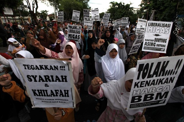 Massa yang tergabung dalam Hizbut Tahrir Indonesia (HTI) Soloraya membawa poster saat menggelar aksi di Bundaran Gladak, Solo, Jumat (9/3/2012). (Dok/JIBI/Solopos)