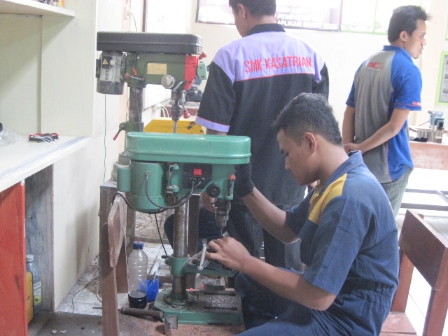 MEMRODUKSI ALAT--Sejumlah siswa SMK Kasatriyan Solo, Sukoharjo, memroduksi alat penghemat BBM di sekolah setempat, Senin (19/3). (JIBI/SOLOPOS/Eni Widiastuti)