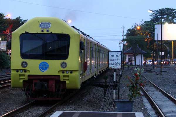 TERANCAM NAIK -- KA Prambanan Ekspres memasuki Stasiun Purwosari, Solo, beberapa waktu lalu. Kereta yang populer ini terancam ditinggalkan pelanggannya jika tarif tiketnya naik mengikuti kenaikan harga BBM. (JIBI/SOLOPOS/Dwi Prasetya)