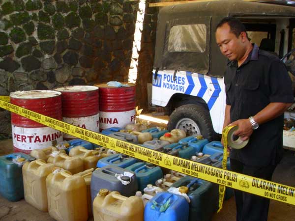 PENIMBUNAN BBM -- Sejumlah jeriken dan drum barang bukti dugaan penimbunan BBM disimpan di Mapolres Wonogiri, Selasa (27/3/2012). (JIBI/SOLOPOS/Ayu Abriyani KP)