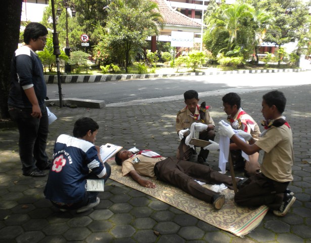 Posko P3K—Tim Pramuka SMKN 1 Sawit, Boyolali sedang mempraktikkan P3K kepada korban pada Lomba Pramuka Rangers Rover Scout Competition di kampus UNS, Sabtu (31/3/2012). (JIBI/SOLOPOS/Nadhiroh)