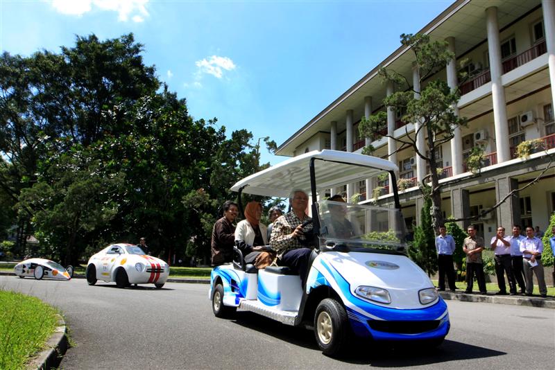 MOBIL LISTRIK—Rektor Universitas Gadjah Mada (UGM), Sudjarwadi mengemudikan mobil eSemar (Hybrid) 2012 saat peluncuran mobil listrik karya mahasiswa jurusan Teknik Mesin dan Teknik Industri UGM yang tergabung dalam Tim Semar UGM, di halaman Gedung Pusat UGM, Sleman, Rabu (28/3). (JIBI/Harian Jogja/Desi Suryanto)