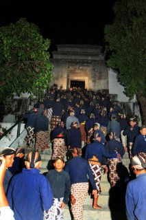 ZIARAH 100 TAHUN -- Ratusan abdi dalem Keraton Ngayogyakarta bersama warga masyarakat naik anak tangga untuk masuk ke dalam kompleks makam makam raja-raja Mataram sesaat setelah berlangsungnya doa dan tahlil di Astono Saptorenggo, Imogiri, Bantul, Rabu (11/4/2012). Ziarah raja-raja maratam ini merupakan bagian dari rangkaian peringatan 100 tahun Sultan Hamengku Buwono IX.Desi Suryanto/JIBI/Harian Jogja