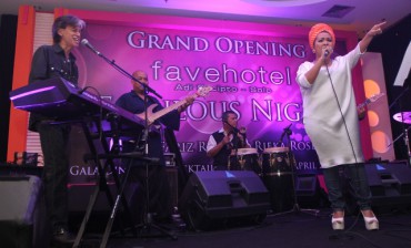 FARIZ RM – penyanyi kawakan Fariz RM tampil berduet dengan Rieka Roeslan dalam Grand opening Fave Hotel di Jl Adi Sucipto, Solo, Jumat (20/4/2012). Fariz RM tampil membawakan lagu-lagu hits di era tahun 1980 an