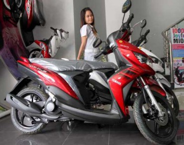 SOUL GT - Sales Promotion Girl menunjukkan varian sepeda motor matic terbaru Yamaha Soul GT 115 cc,di Diler Yamaha Sumber Baru Rejeki motor di Jl. Gatot Subroto, Jayengan, Solo. Selasa (10/4). Yamaha Soul GT diharapkan akan meramaikan pasar sepeda motor matic kelas 115 cc di kawasan Solo Raya.
