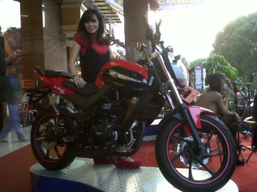 MINERVA X ROAD 150 S-Salah seorang model bergaya di samping motor terbaru Minerva, X Road 150 S, di sela-sela launching yang diselenggarakan di Solo Grand Mall (SGM), Sabtu (28/4). (JIBI/SOLOPOS/Hijriyah Al Wakhidah)