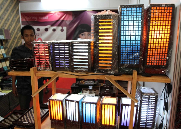 KERAJINAN KAYU--Beberapa hasil kerajinan dari limbah kayu produksi UD Kelapa Budaya , Klaten dipamerkan dalam pameran Rakesnas Ikatan Persaudaraan Haji Indonesia (IPHI) di Megaland, Purwosari, Solo. (Sunaryo Haryo Bayu/JIBI/SOLOPOS)