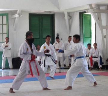 PELATIHAN JURI KARATE—Sejumlah peserta mengikuti ujian praktek saat penataran juri/wasit di Makorem 074/Warastratama Surakarta, Kamis (3/5/2012). Kegiatan ini digeber menjelang bergulirnya Kejurnas pelajar Solo Cup IV di Sritex Arena, Solo, Jumat-Minggu (4-6/5/2012). (Hanifah Kusumastuti/JIBI/SOLOPOS)