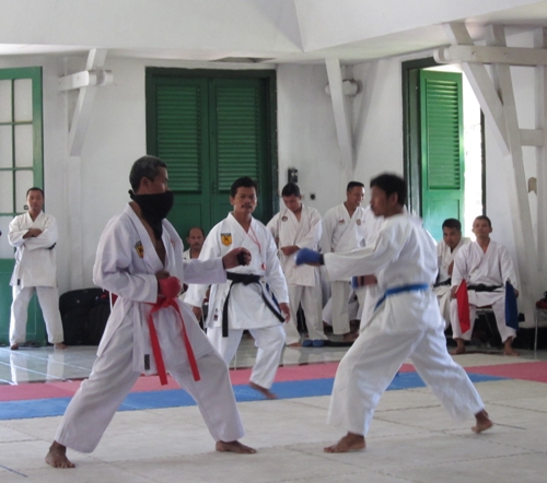 PELATIHAN JURI KARATE—Sejumlah peserta mengikuti ujian praktek saat penataran juri/wasit di Makorem 074/Warastratama Surakarta, Kamis (3/5/2012). Kegiatan ini digeber menjelang bergulirnya Kejurnas pelajar Solo Cup IV di Sritex Arena, Solo, Jumat-Minggu (4-6/5/2012). (Hanifah Kusumastuti/JIBI/SOLOPOS)