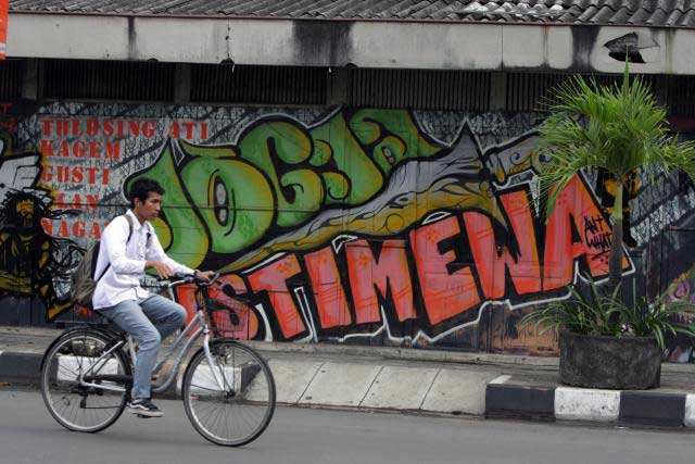 DUKUNGAN -- Mural bertema dukungan atas status istimewa DIY terlihat di salah satu sudut jalan di Kota Jogja beberapa waktu lalu. (JIBI/Harian Jogja/Desi Suryanto)