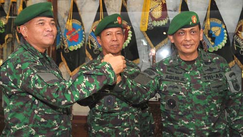 SALAM KOMANDO-Pejabat lama Kepala Staf Komando Daerah Militer (Kasdam) IV/Diponegoro Brigjen TNI Sunindyo (kiri) melakukan salam komando dengan pejabat Kasdam yang baru Brigjen TNI Agus Kriswanto (kanan) dan Pangdam IV/Diponegoro, Mayjen TNI Mulhim Asyrof di Makodam, Senin (21/5/2012). (JIBI/SOLOPOS/Insetyonoto)