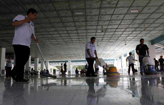 PERAWATAN -- Para pegiat wisata yang tergabung dalam Asita, kalangan perhotelan dan masyarakat umum saat ikut ambil bagian dalam kerja bakti pembersihan Keraton Solo beberapa waktu lalu. Kalangan pariwisata mengaku ikut prihatin dengan potensi konflik baru di lingkup keluarga Keraton Solo. (JIBI/SOLOPOS/Burhan Aris Nugraha)