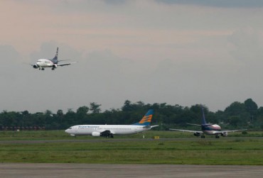 LALU LINTAS UDARA -- Kesibukan penerbangan di Bandara Sultan Hasanuddin, Makassar beberapa waktu lalu. Kepadatan lalu lintas penerbangan di bandara sudah menjadi risiko tersendiri yang harus segera diatasi. (JIBI/Bisnis Indonesia/Paulus Tandi Bone)